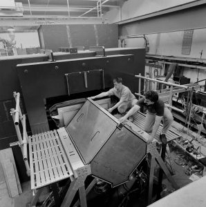Fermilab DONUT experiment discovers tau neutrino Fermilab DONUT experiment discovers tau neutrino